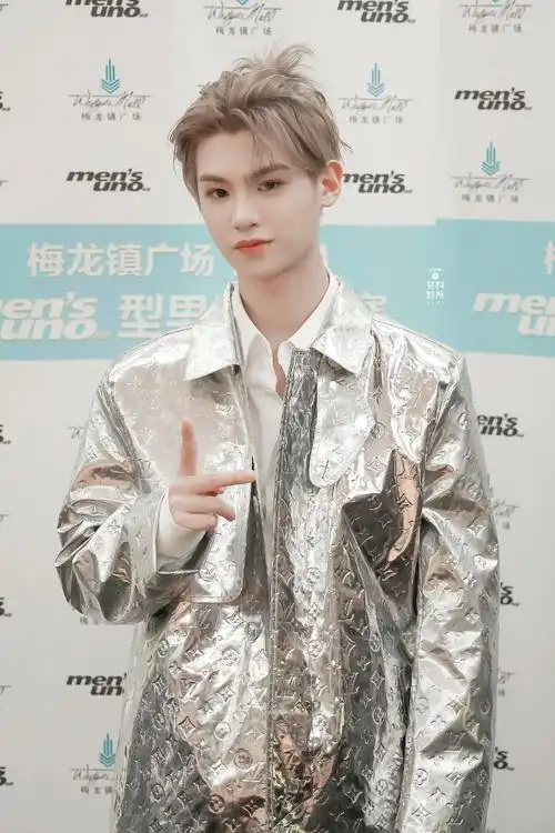 黄明昊活动造型,银色风衣外套休闲帅气!饭拍图好帅__财经头条