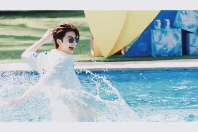 蔡徐坤在三亚穿羽绒服