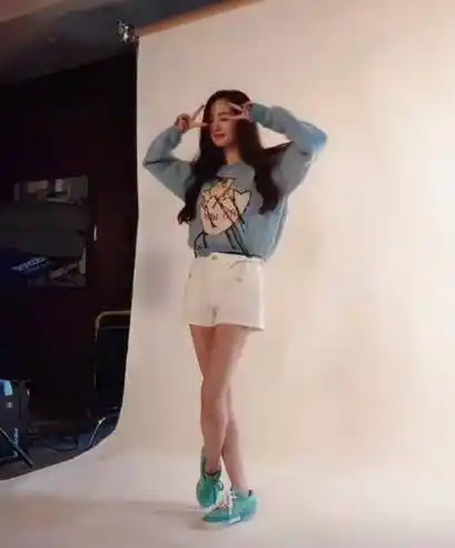 杨幂片场拍摄再现"麻花腿",看清坐姿我酸了:确定生过孩子?