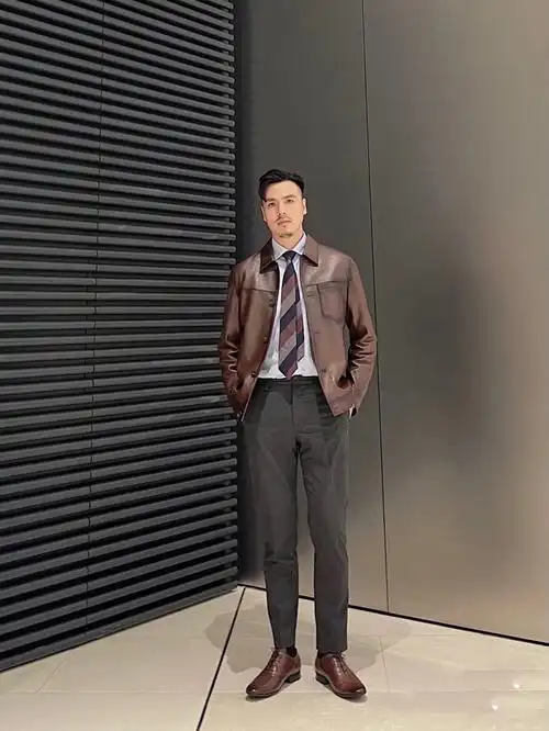 男士皮衣搭配什么裤子和鞋子(男士皮衣的最佳穿搭推荐)