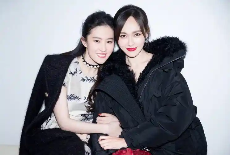 唐嫣也是一位皮肤雪白的俏佳人.她和佘诗曼合影,比对方白了一个度.