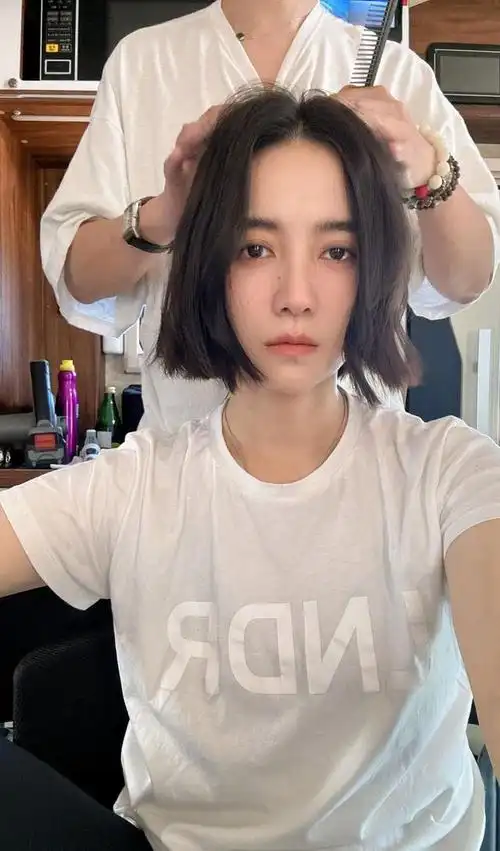 宋佳晒短发照片,洋气又显年轻,与长发判若两人,网友:没认出来