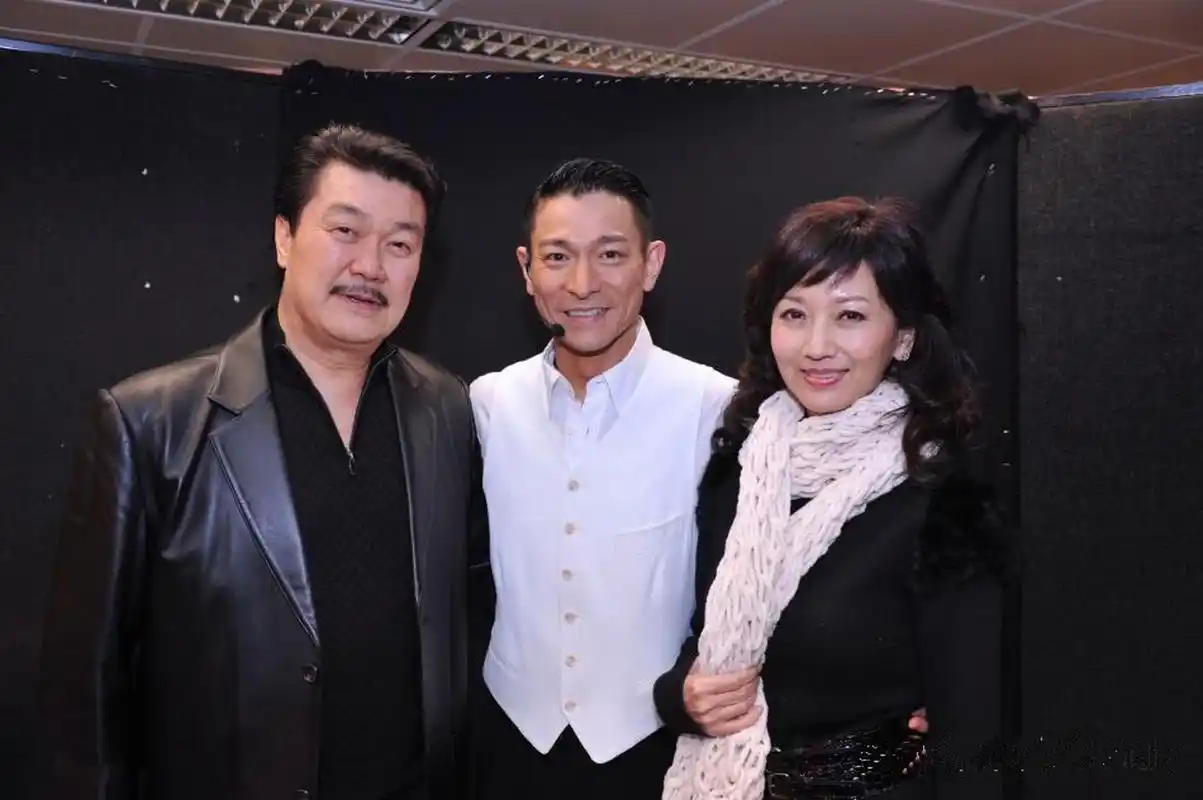 刘德华与赵雅芝夫妇合影留念