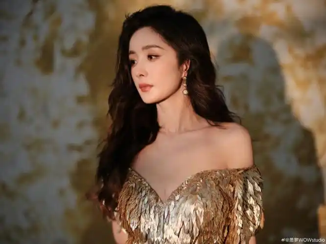 杨幂93晶核品牌活动#杨幂秋日鎏金妆#发型:亮哥化妆:我#杨幂##杨幂