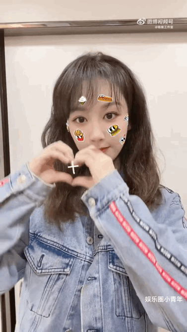 杨紫520比心手势舞怼脸拍真的好好看呀