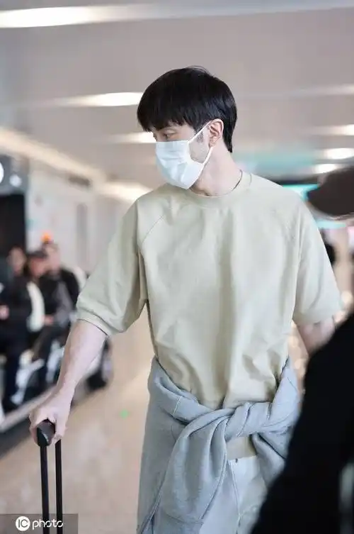 高伟光现身北京机场休闲装扮简约舒适