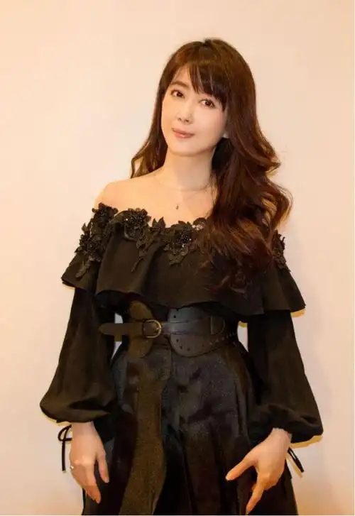 孟庭苇人到中年依旧少女感十足,一字肩连衣裙清新俏皮,美若天仙