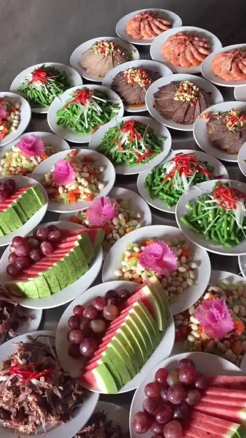 这就是农村婚礼上的凉菜,看起来还是很不错的