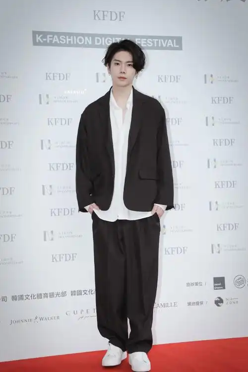 杨宇腾超话92#向全世界安利杨宇腾yu#210415