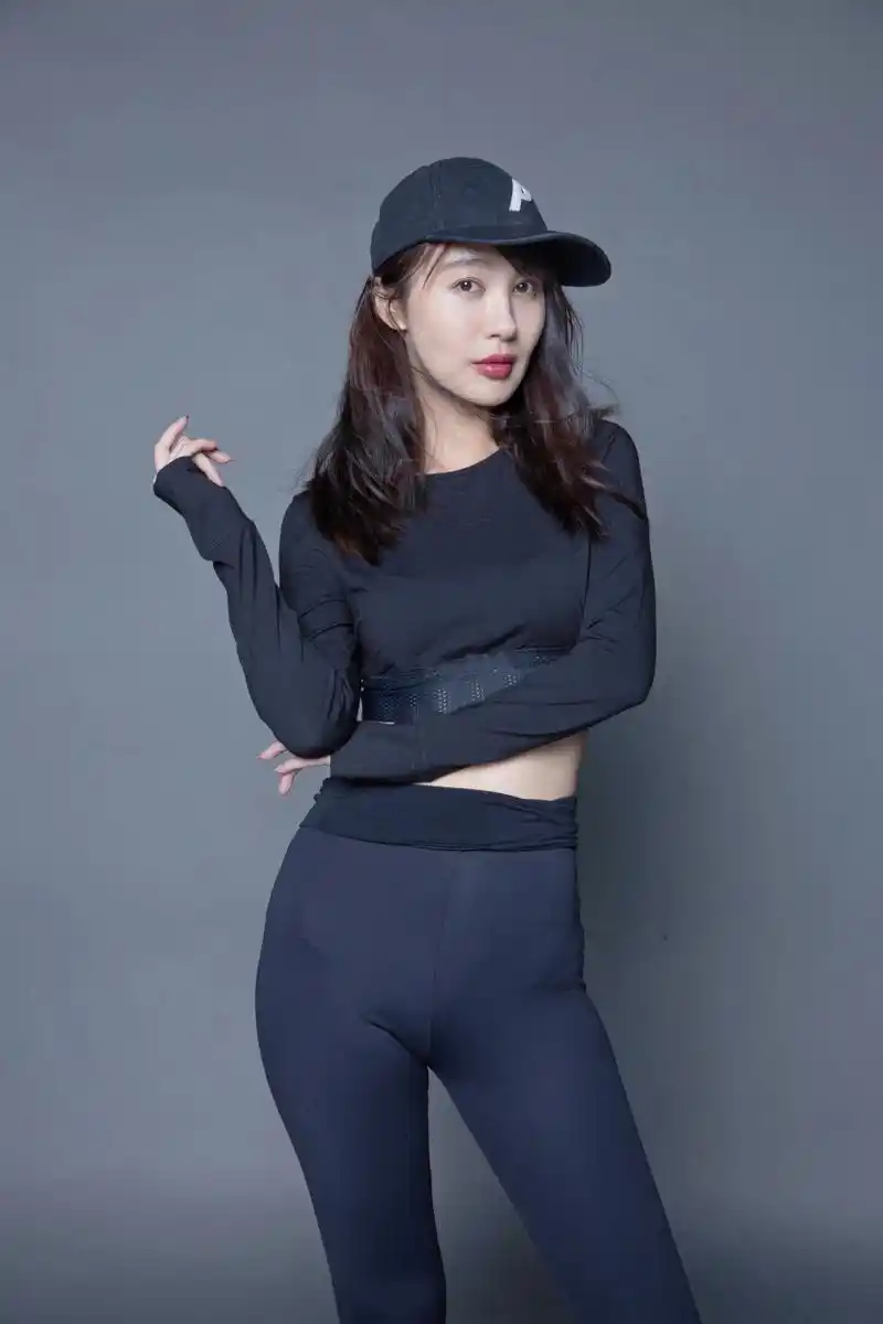 李菲儿早期代言某品牌运动套装的美照,这身材和颜值都是杠杠的,可惜啊