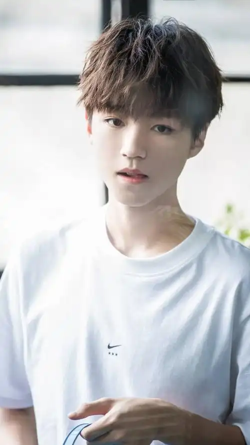 刘海干干净净却又致命诱人,呜咱们王俊凯的颜值吸引力简直都要爆表了