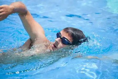 男子游泳图片