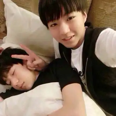 图还原王源王俊凯吻照真相曝王俊凯老是贴在王源身后