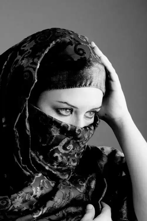 阿拉伯女人穿着黑色和白色的面纱