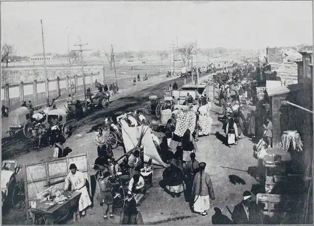 晚清北京繁忙的铁路货场和行人,现代化和落后的旧中国形成鲜明对比