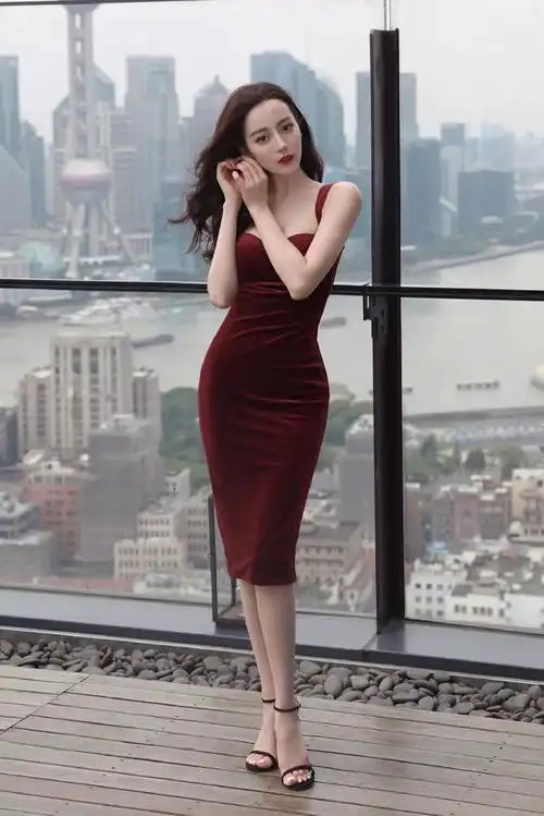 迪丽热巴明星同款酒红色丝绒玫瑰复古修身吊带裙连衣裙年宴会礼服