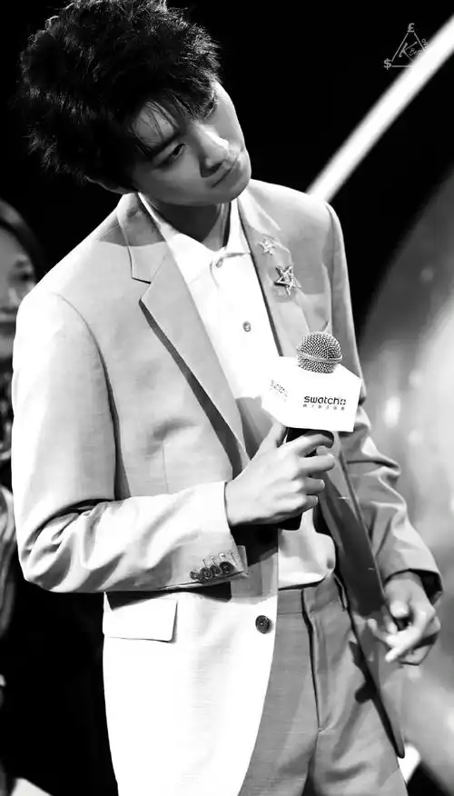 十九岁王俊凯的美貌真太惊人了,大长腿,插兜,低头浅笑,宠溺无奈撒娇着