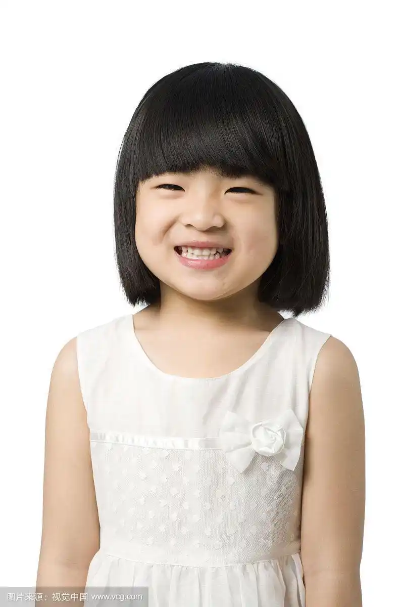 小女孩微笑