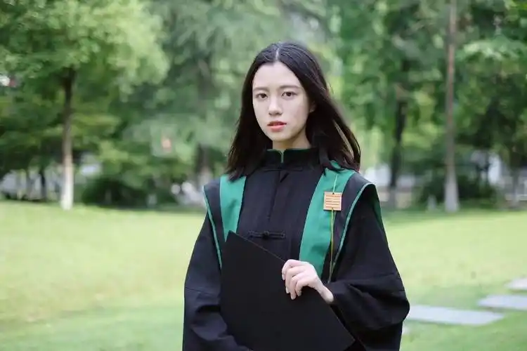 学校发的"透明学士服",让女大学生脸发热,标签写明了真实用途_毕业_的