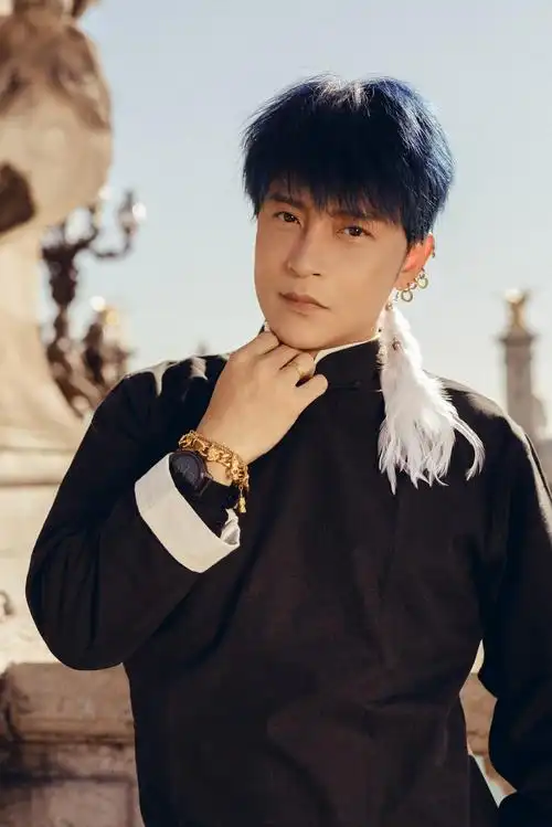 陈志朋巴黎街头写真曝光英俊清爽盛气凌人