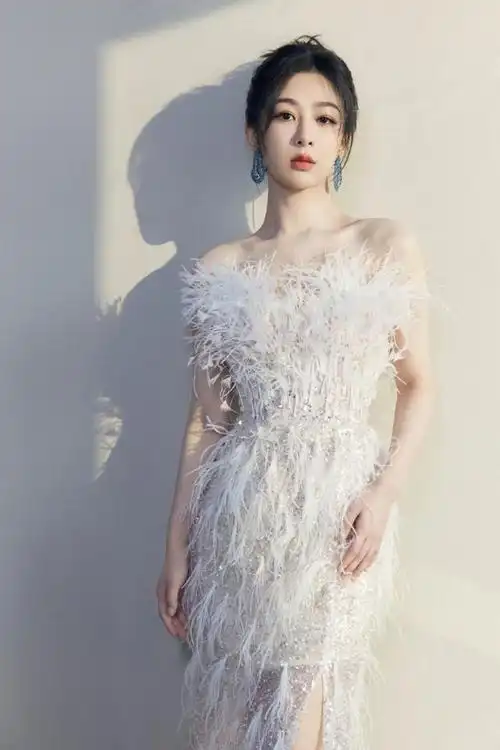 杨紫仙女风穿搭真美!白色抹胸裙与羽毛的完美结合!