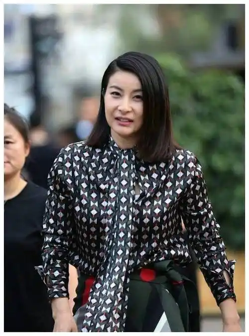 郭晶晶脸型圆润,化了淡妆的她也脸色很好,展现出低调优雅的宽宽.