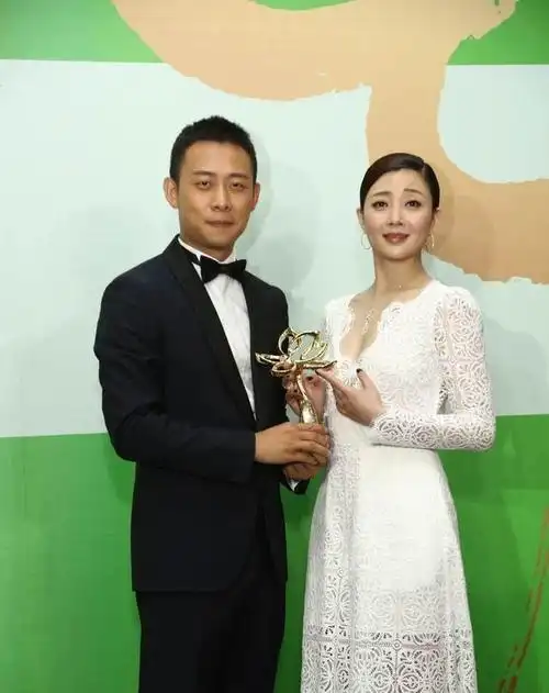 央视主持钱琳琳,二婚带儿子嫁给小6岁的张译婚后却选择了丁克