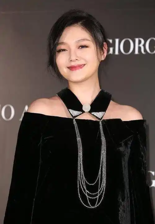 台媒曝大s回归照,白色西装搭金框眼镜,网友:是真人还是ai?