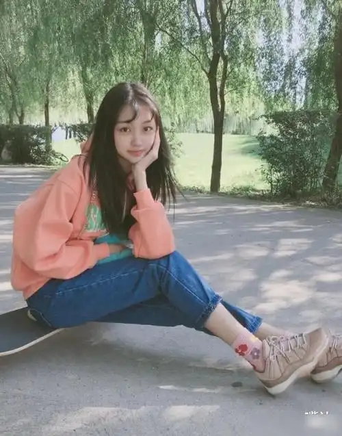 曲芷含其他的一些穿搭也是很有少女感的,我们就一起来看看吧,一件橙