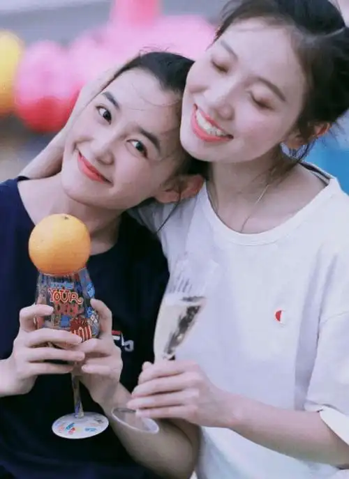 依依家才是偏心式遗传,好基因全给她,姐姐蒋德利娜却长这样|欧阳娜娜