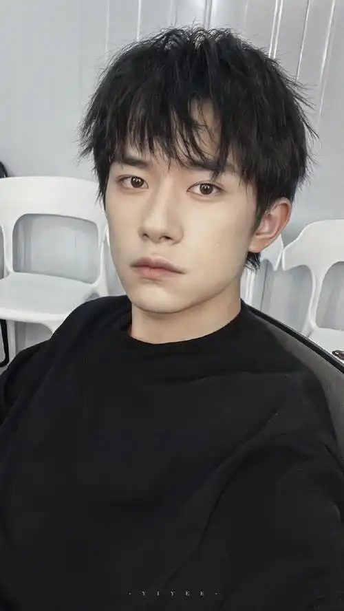 易烊千玺开博八周年自拍