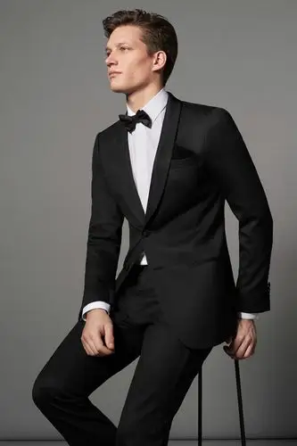 giorgio armani在本季推出的晚礼服系列由来自比利时的florian van