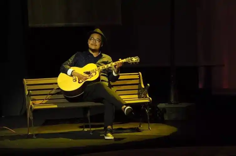 何景扬是苏打绿的团长兼木吉他手.