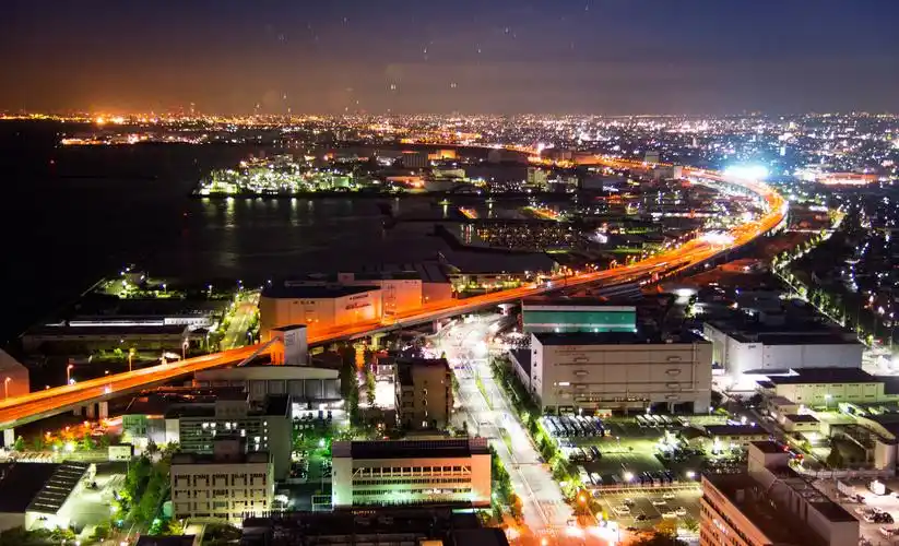 大阪港之夜,车水马龙的道路是阪神高速,近处类似仓库的物体为关西大学