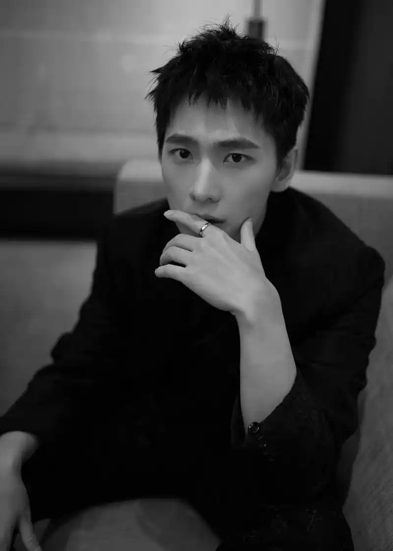 杨洋身着黑色西装现身时尚盛典新发型酷帅有型尽显硬朗气质