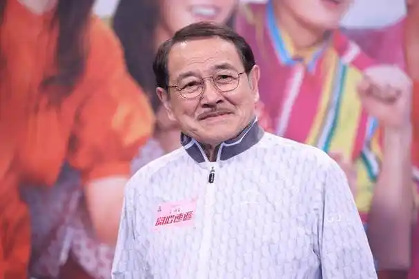 刘恺威亲自接其放学,皮肤白净超像妈妈_刘丹_爸爸_显得