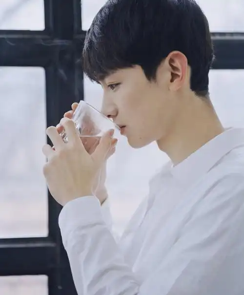 网友发起白衬衫衬衫帅哥大赛朱一龙白敬亭千玺谁更撩人