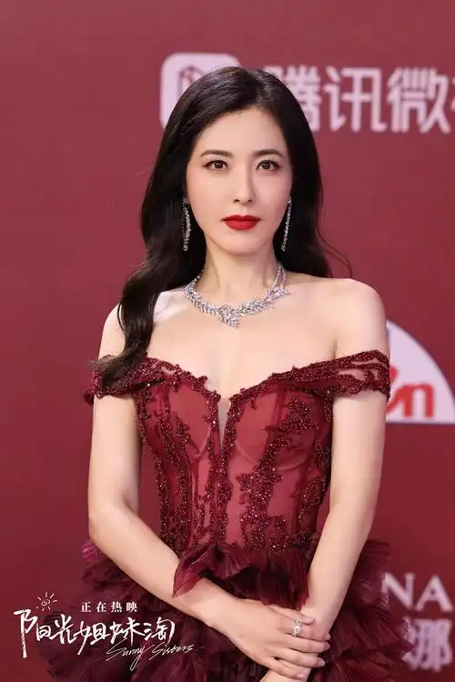 殷桃,曾黎,蒋小涵,王玥婷,梁颂晴,夏梦身着各色亮眼礼服,展现出属于