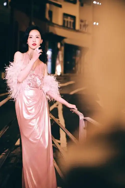 陈都灵港风桃花妆真的很喜欢陈都灵的这身造型啊好粉嫩