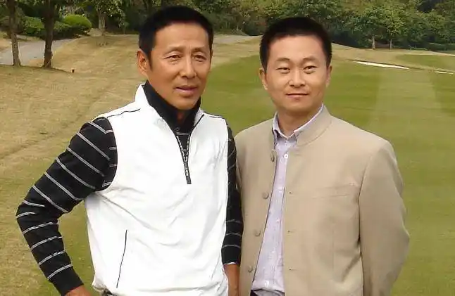 这样优秀的人才,他更是有着美满的家庭,在感情生活里他是一位丈夫,更