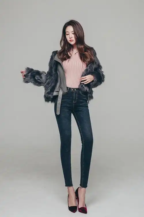 而对于韩国女星们来说,她们的执着爱好之一就是修身牛仔裤.