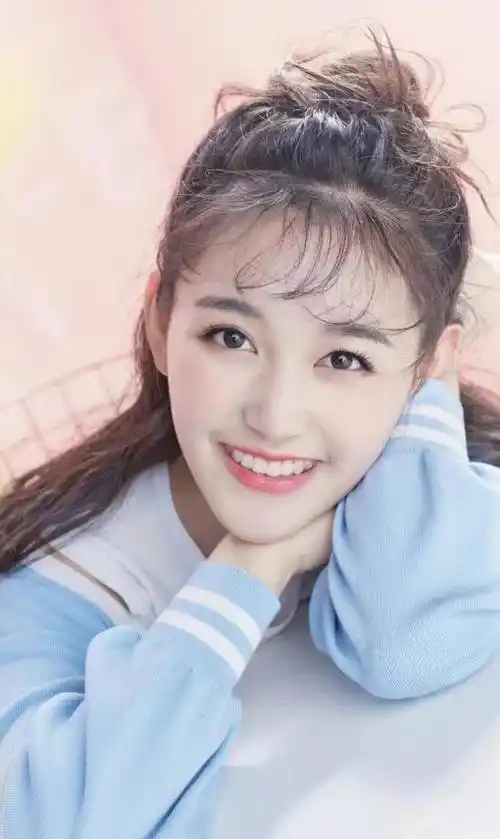 当年的小童星蒋依依终于长大如今比关晓彤更加有灵气