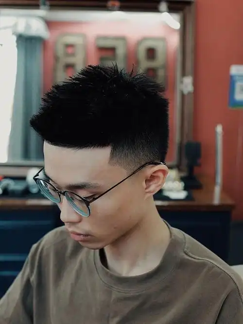 男生清爽短发 发泥发蜡随意打理造型 阳光帅气#男生变帅发型指南