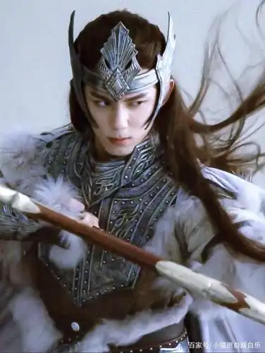 吴磊古装长发真的太可,消瘦的脸,黑亮的长发,熠熠生辉的铠甲,是纵横辽