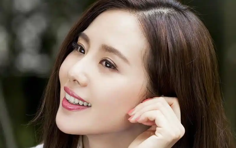 女星刘诗诗优雅气质桌面壁纸