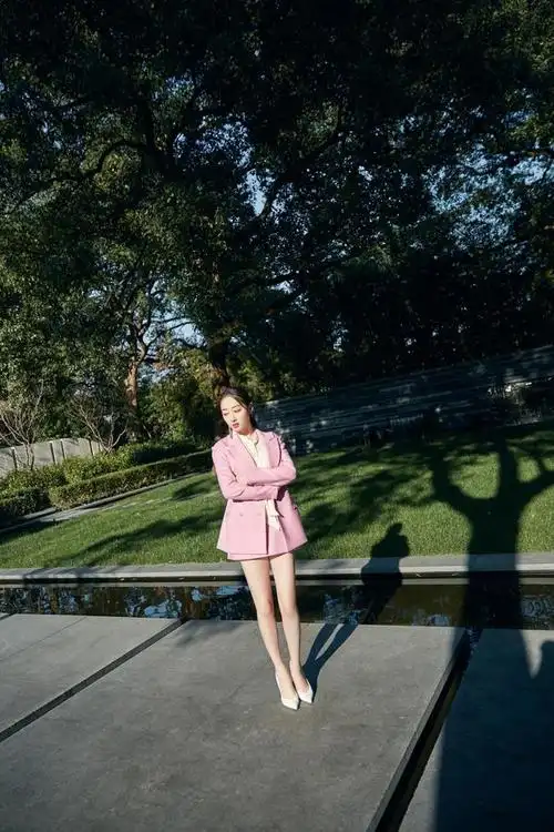 蒋梦婕助阵追哥跳拉丁舞穿格纹套装实力秀腿精致又美艳