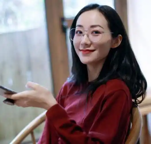 可在韩雪诠释却是非常有时尚感,经典的黑长直发型加上其戴着眼镜的