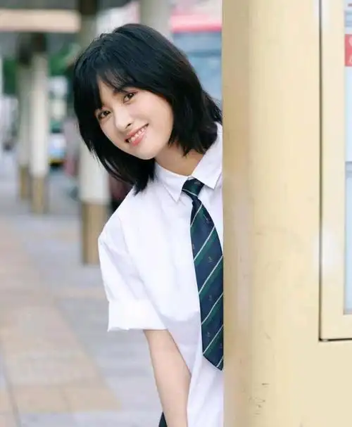 沈月最新综艺路透照曝光,校服造型青春甜美,刘海短发神似陈小希