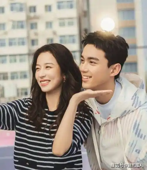 失手扯掉「女星肩带」真实反应掀热议_周雨彤_花絮_男友