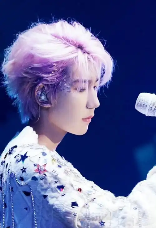 王源头发漂的都滋毛了